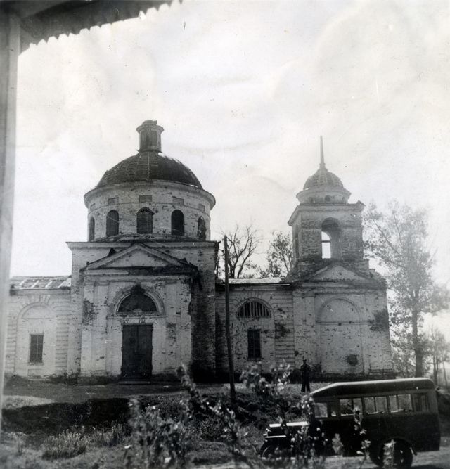 Kostel v Sokolovu od severu. Vpravo patrně autobus, který československé novináře do Sokolova v roce 1953 zavezl. Foto VÚA-VHA.