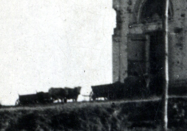 Výřez z předchozího snímku. Volské potahy u otevřených dveří kostela naznačují způsob využití stavby v padesátých letech. Foto VÚA-VHA.