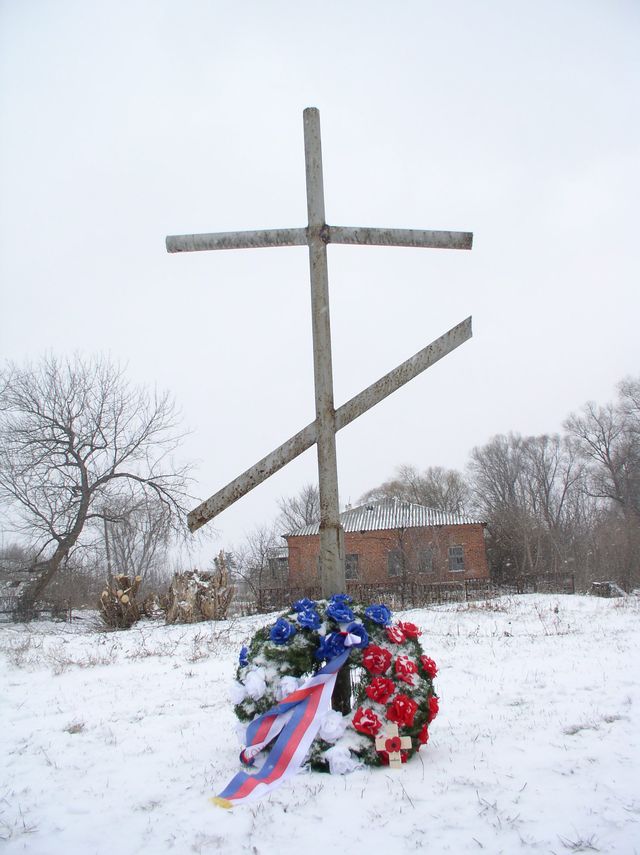 Kříž na místě odstraněného kostela 8. března 2013. Foto Tomáš Jakl.
