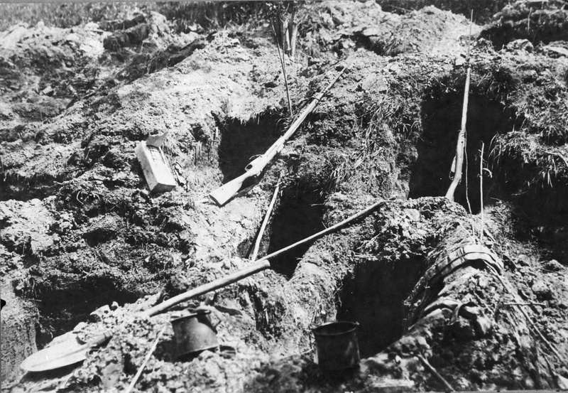 Zbraně a zákopy opuštěné ruskými vojáky v létě 1917. Foto sbírka VHÚ.