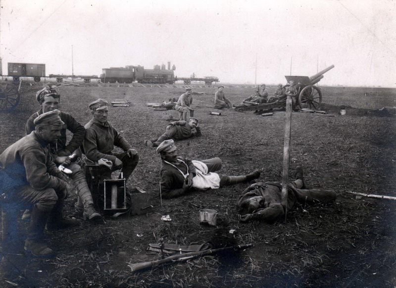 Českoslovenští dělostřelci v boji s bolševiky u Lipjag před Samarou 4. června 1918. Foto sbírka VHÚ.