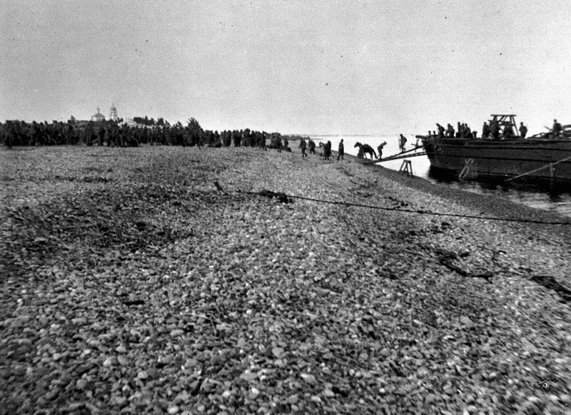 Vylodění spojených československo-ruských sil u Posolského monastýru na Bajkalském jezeře 16. srpna 1918, v týlu bolševických jednotek na Krugobajkalské železnici. Foto sbírka VHÚ.