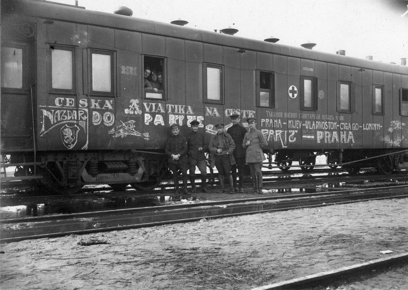 Skupina čs. důstojníků leteckého oddílu před vagónem v dubnu 1918. Foto sbírka VHÚ.