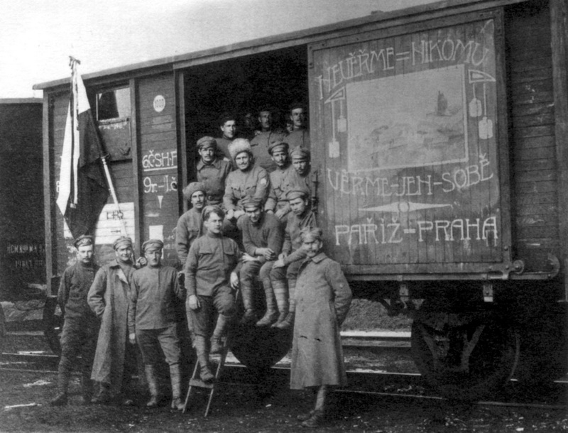 Výzdoba obytných vagónů, tzv. „těplušek“, na jaře 1918. Foto sbírka VHÚ.
