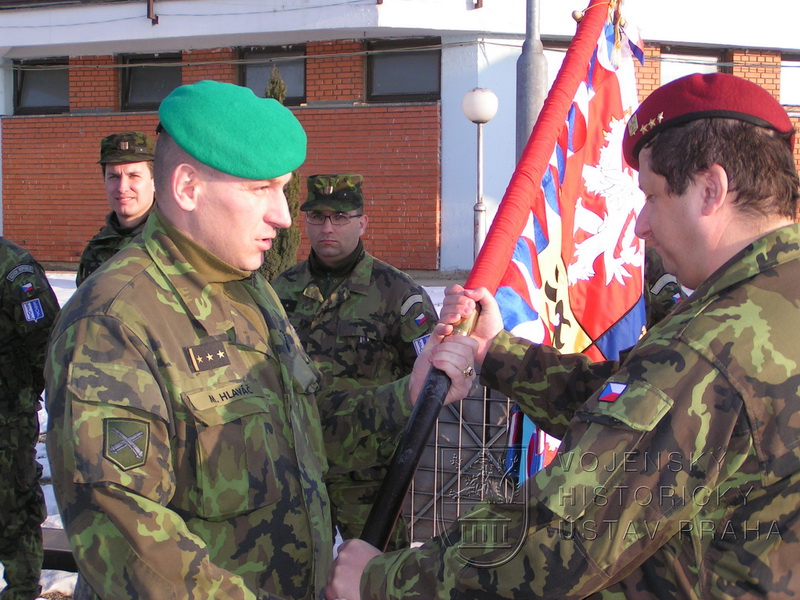 Slavnostní akt předání bojového praporu českého kontingentu sil KFOR