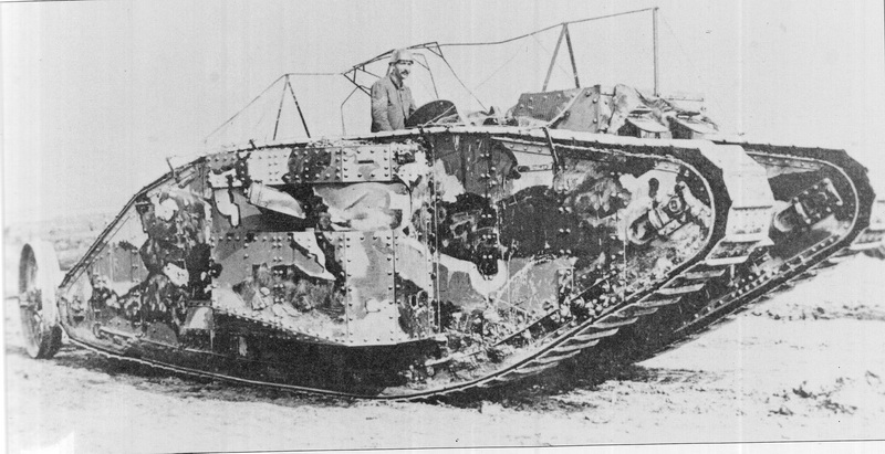 Britský Mk I, první sériově vyráběný tank. Foto sbírka VHÚ.