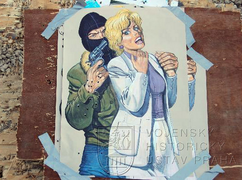 Papírový terč pro výcvik ve střelbě 1. jednotky MAT Wardak v Afghánistánu