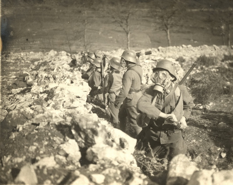 Výcvik rakousko-uherských vojáků v ochranných maskách GM-15. Foto sbírka VHÚ.