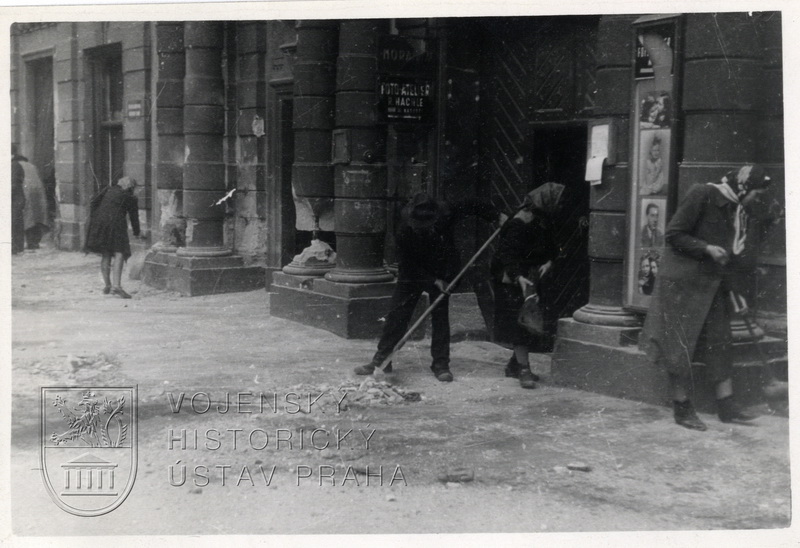 Praha po bojích. Foto K. Hájek.