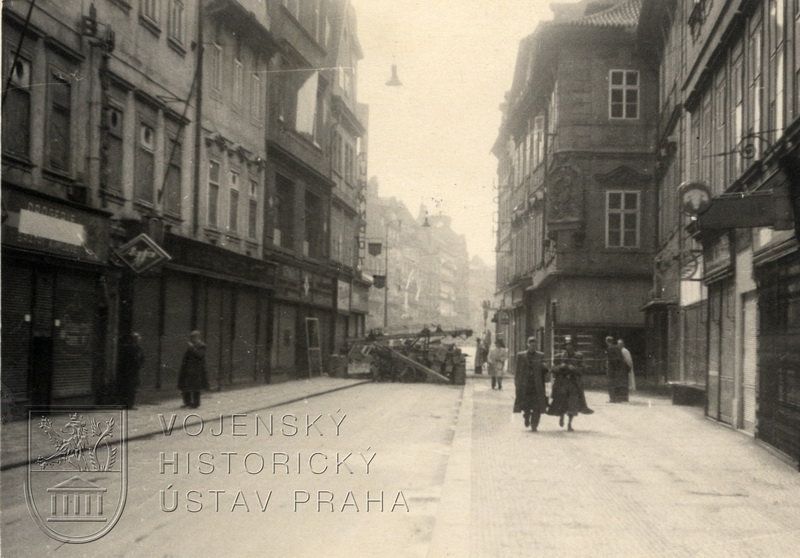 Pražské barikády. Foto K. Hájek.