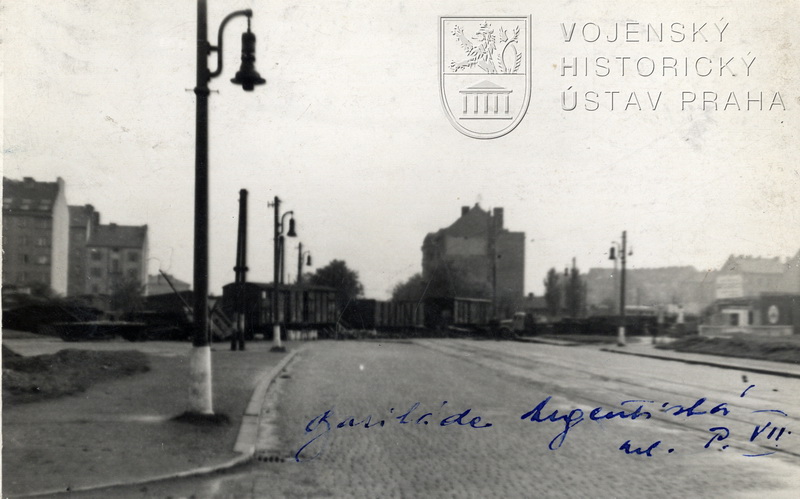 Pražské barikády. Foto K. Hájek.