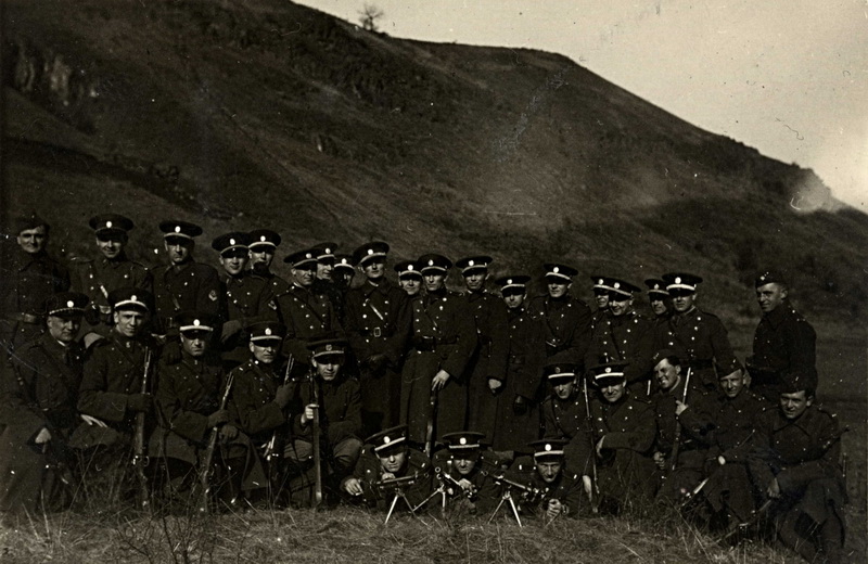 Od podzimu 1936 intenzivně vznikala struktura Stráže obrany státu. Zjara následujícího roku byl zahájen soustavný výcvik jejích členů. Na snímku frekventanti jednoho z výcvikových kurzů. Konkrétně tento kurz vojenská správa zorganizovala pro prapor SOS Kadaň v severozápadních Čechách. Zúčastnili se jej příslušníci finanční stráže a četnictva. Po stranách snímku jsou patrní vojenští instruktoři. Centru kompozice vévodí trojice lehkých kulometů vz. 26, zbraní, jež charakterizovala tehdejší obránce hranic. FOTO: sbírka Karel Straka