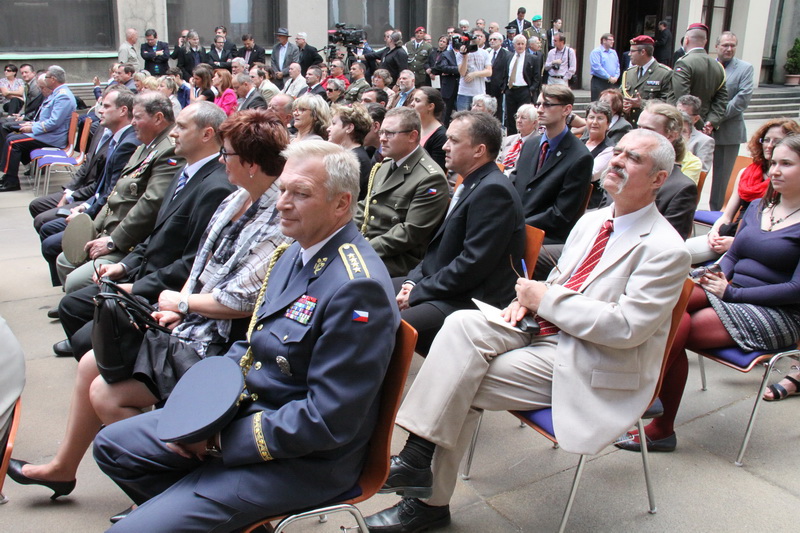 Hosté vernisáže, v popředí armádní generál Vlastimil Picek