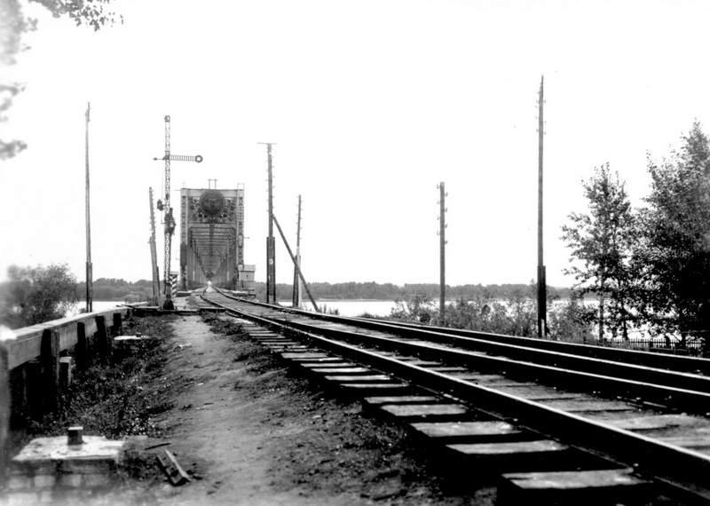 Alexandrovský most v létě 1918. Foto sbírka VHÚ.