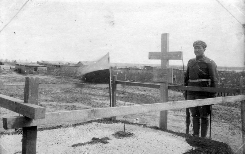 Hrob československých dobrovolníků, padlých u stanice Batraki mezi Syzraní a Alexandrovským mostem. Foto sbírka VHÚ.