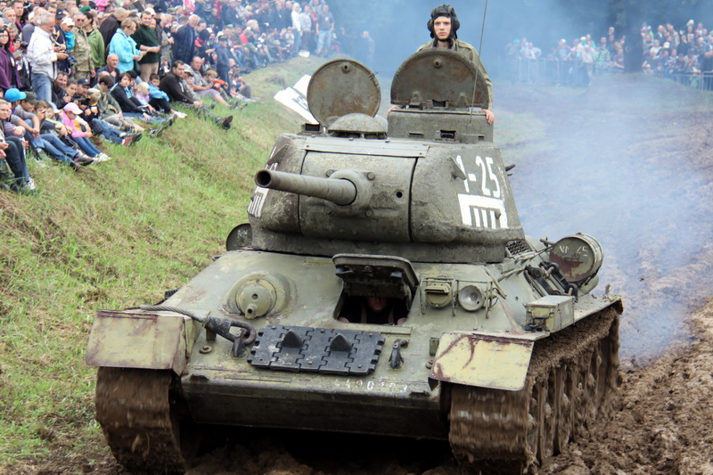 Střední sovětský tank T-34/85. Od předchůdce se lišil trojmístnou věží a kanónem s účinnější ráží 85 mm.