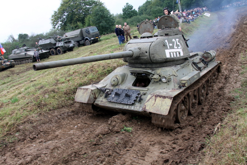 Střední sovětský tank T-34/85. Od předchůdce se lišil trojmístnou věží a kanónem s účinnější ráží 85 mm.