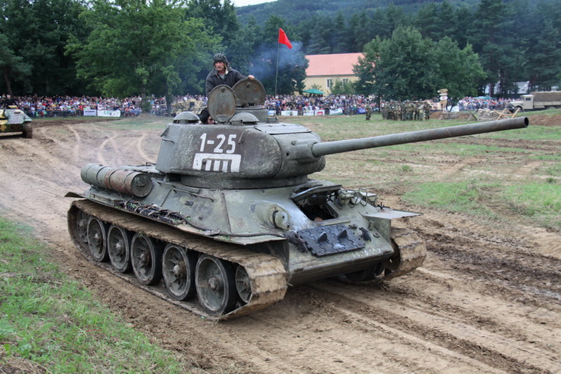 Střední sovětský tank T-34/85. Od předchůdce se lišil trojmístnou věží a kanónem s účinnější ráží 85 mm.