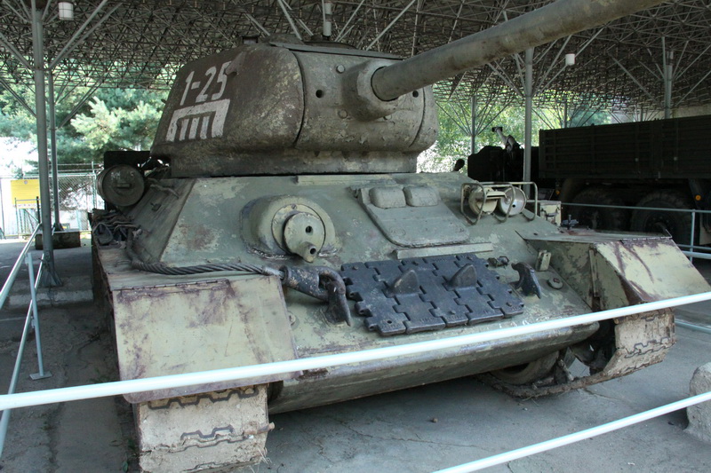 Střední sovětský tank T-34/85. Od předchůdce se lišil trojmístnou věží a kanónem s účinnější ráží 85 mm.