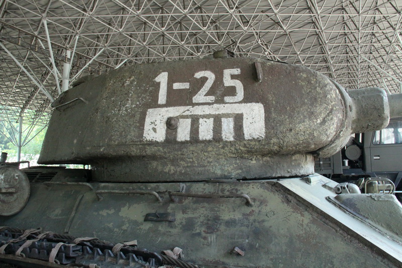 Střední sovětský tank T-34/85. Od předchůdce se lišil trojmístnou věží a kanónem s účinnější ráží 85 mm.