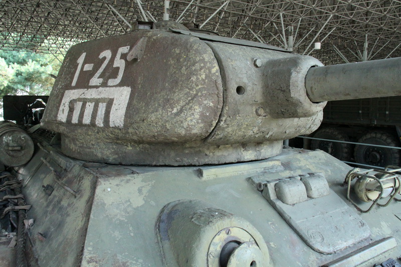 Střední sovětský tank T-34/85. Od předchůdce se lišil trojmístnou věží a kanónem s účinnější ráží 85 mm.