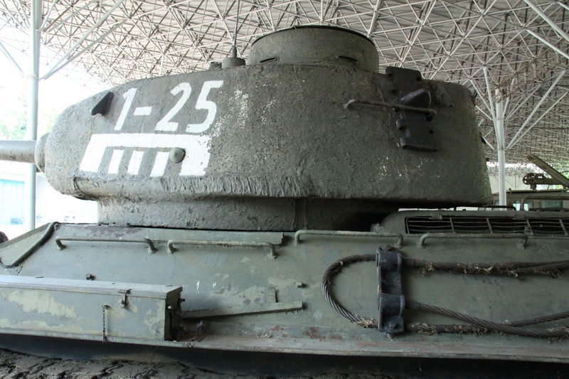 Střední sovětský tank T-34/85. Od předchůdce se lišil trojmístnou věží a kanónem s účinnější ráží 85 mm.