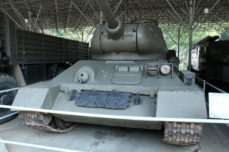 Střední tank T-34/85. Tento typ byl také v poválečné době vyráběn licenčně v Československu. Od roku 1952 v závodech ČKD, posléze na Slovensku v Martine. 