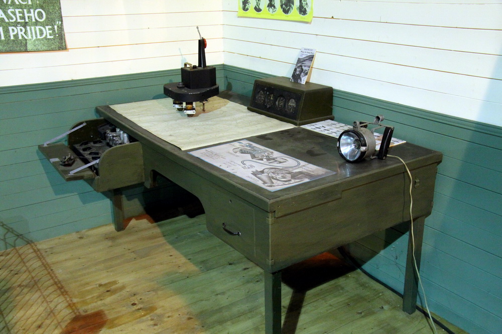 Link Trainer
- letecký trenažér / Kanada 1940. Na záběru je ovládací stůl instruktora se záznamem letěné trasy.
