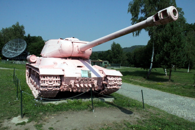 Sovětský těžký tank IS-2m - v tomto případě tzv. růžový tank, který stál na podstavci na pražském Smíchově. 