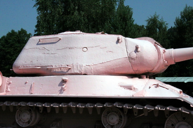 Sovětský těžký tank IS-2m, který disponoval mohutným kanónem ráže 122 mm, jenž byl schopen zničit jakýkoli nepřátelský tank