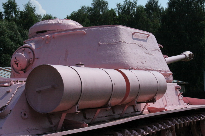 Sovětský těžký tank IS-2m, který disponoval mohutným kanónem ráže 122 mm, jenž byl schopen zničit jakýkoli nepřátelský tank