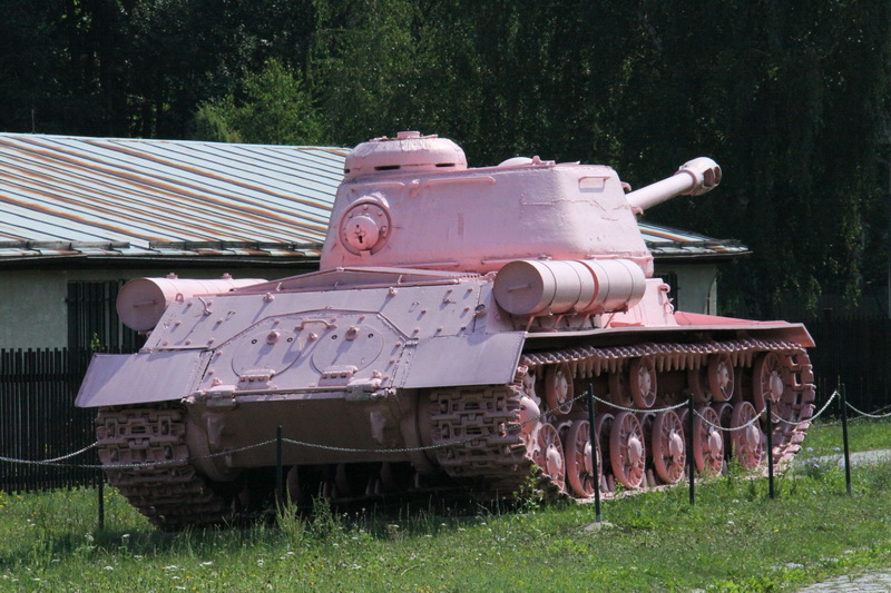 Sovětský těžký tank IS-2m, který disponoval mohutným kanónem ráže 122 mm, jenž byl schopen zničit jakýkoli nepřátelský tank