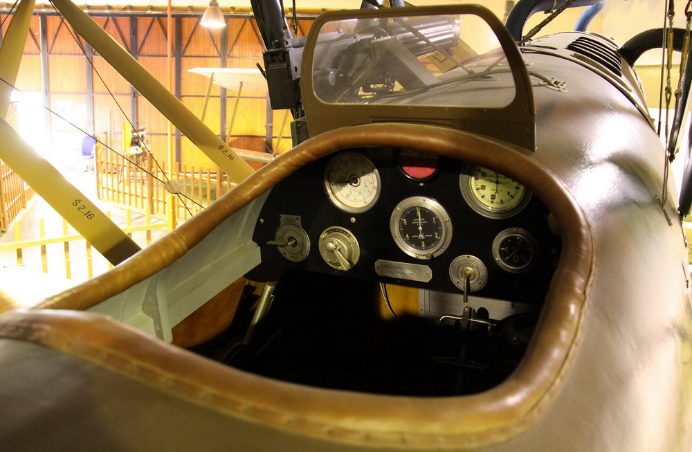 Letov Š-2
- pozorovací a bombardovací letoun, ČSR / 1920.
Pilotní palubní deska Š-2 s přepínači benzínu, magnet a tlakoměru oleje. Z přístrojů jsou na desce mechanický palivoměr, kapalinový sklonoměr, barometrický výškoměr, mechanický otáčkoměr a tlakoměr oleje. V kabině je dále vidět vrchol řídící a plynové páky.
