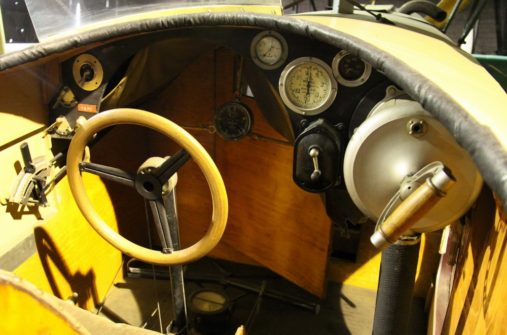 Aero A-10
- dopravní letoun, ČSR / 1922. Pohled do otevřeného prostoru pro letce. Zleva jsou: ovládání přípusti, přepínač magnet, přepínače tlakování a otevírání palivové nádrže, řídící volant, tlakoměr oleje, mechanický otáčkoměr, teploměr oleje, startovací magneto a vzduchová vývěva.