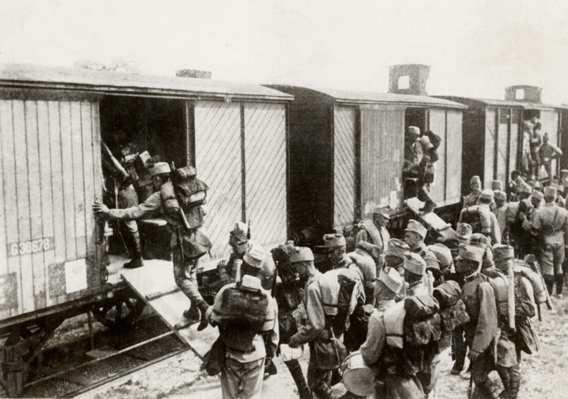 Rakousko-uherští pěšáci ve válečné ústroji nastupují do železničních vagonů. Foto sbírka VHÚ.