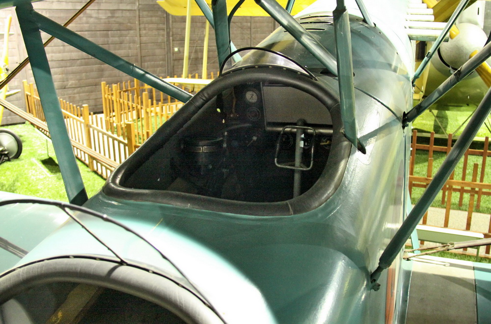 Aero Ab-11
- pozorovací letoun, ČSR / 1925.
Pohled na vodorovný kompas, přípusť motoru, tlakoměr oleje, přepínač tlakoměru oleje a magnet, mapový plotter, přepínač benzínu, palivoměr a přepínač tlakování hlavní nádrže.
