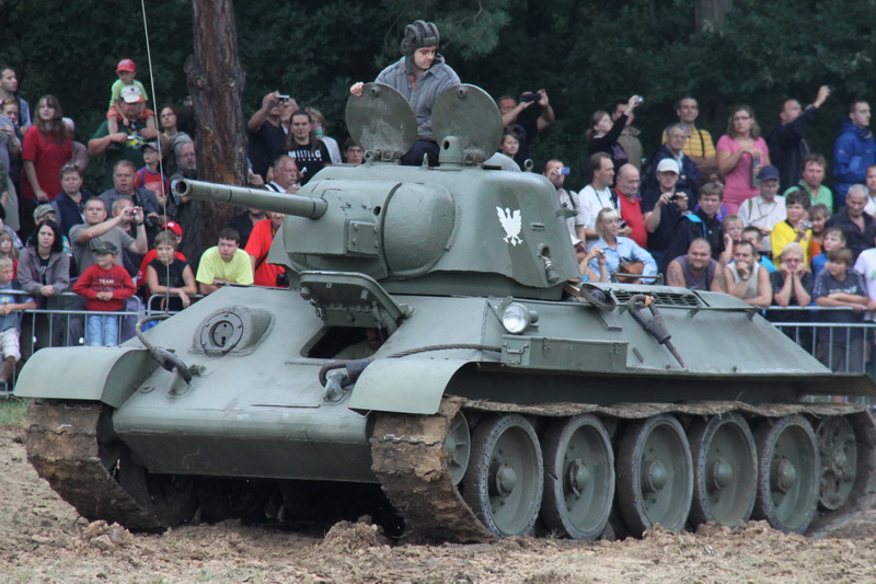 Sovětský střední tank T-34/76 vz. 1942/43. Tento typ věže byl vyráběn pouze do roku 1944. Technologie výroby spočívala v lisování desky na výkonném lise.