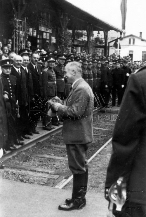 Rozloučení prezidenta republiky Edvarda Beneše před návratem do Prahy na nádraží v Žamberku.
FOTO: sbírka K. Straky
