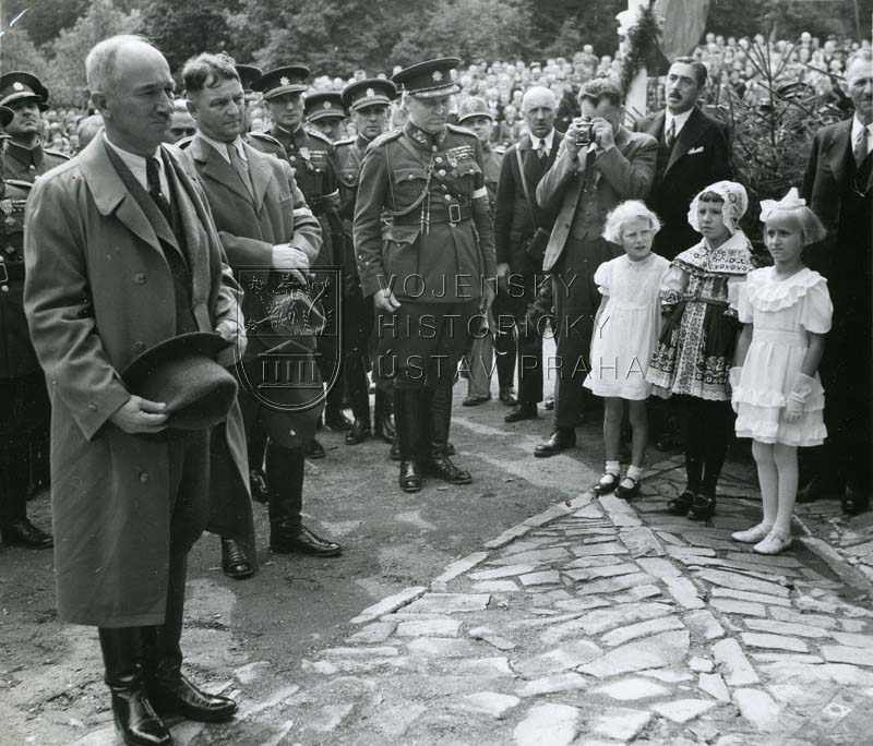 Slavnostní uvítání prezident republiky Edvard Beneš po příjezdu do Olomouce.
FOTO: VÚA-VHA Praha
