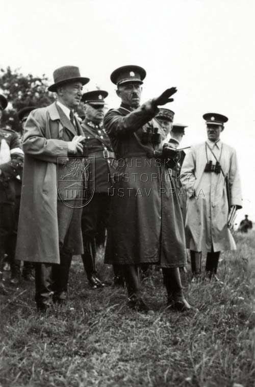 Řídící závěrečných cvičení na Moravě div.gen. Vojtěch Boris Luža podává výklad vrchnímu veliteli.
FOTO: sbírka K. Straky
