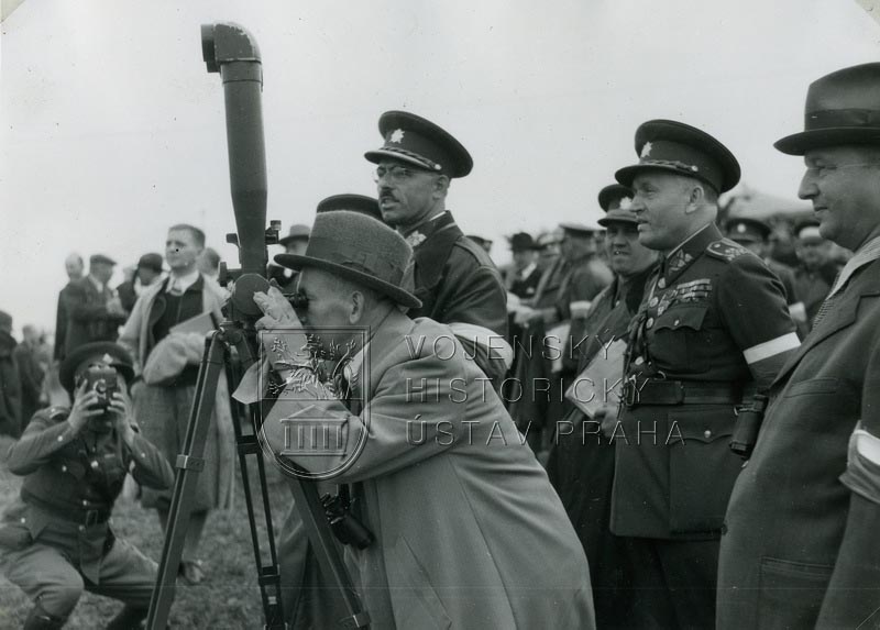 Prezident republiky Edvard Beneš pozorně sleduje průběh nácviku bojových situací.
FOTO: VÚA-VHA Praha
