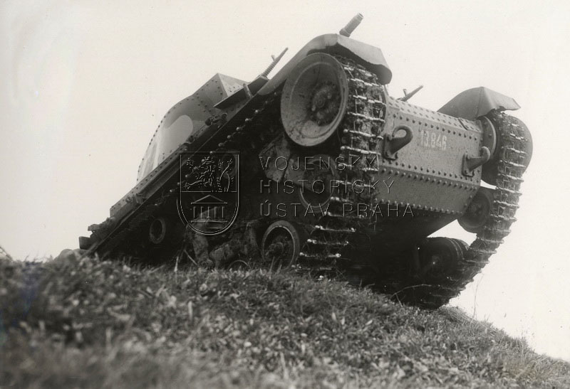 Během závěrečných cvičení v srpnu 1937 byly nasazeny též novinky z výzbroje čs. branné moci. Na snímku lehký tank vz. 35.
FOTO: sbírka VHÚ Praha
