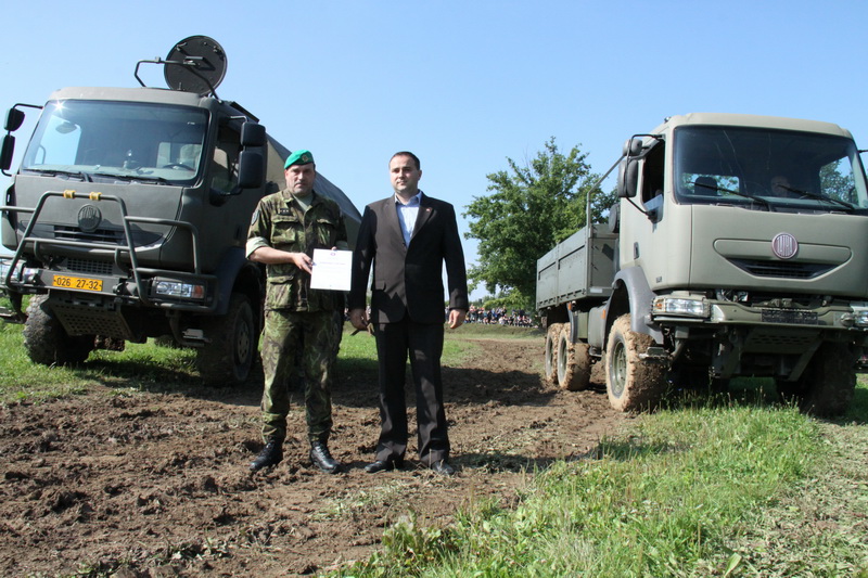 Slavnostní předání prototypu Tatry 810 od zástupce společnosti Tatra do rukou ředitele VHÚ, plk. Aleše Knížka