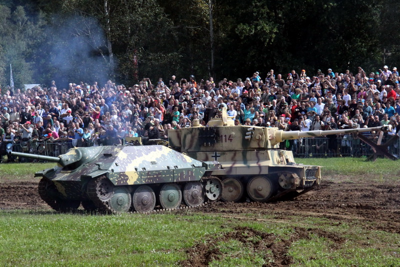 Ukázka bojů na západní frontě, německý stíhač tanků Hetzer (vlevo) a tank Tiger