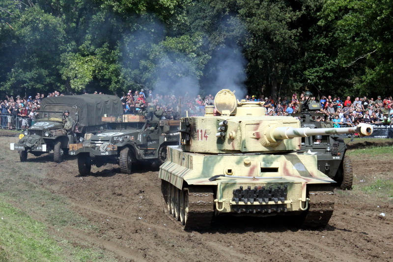 Ukázka bojů na západní frontě, v popředí tank Tiger německé armády