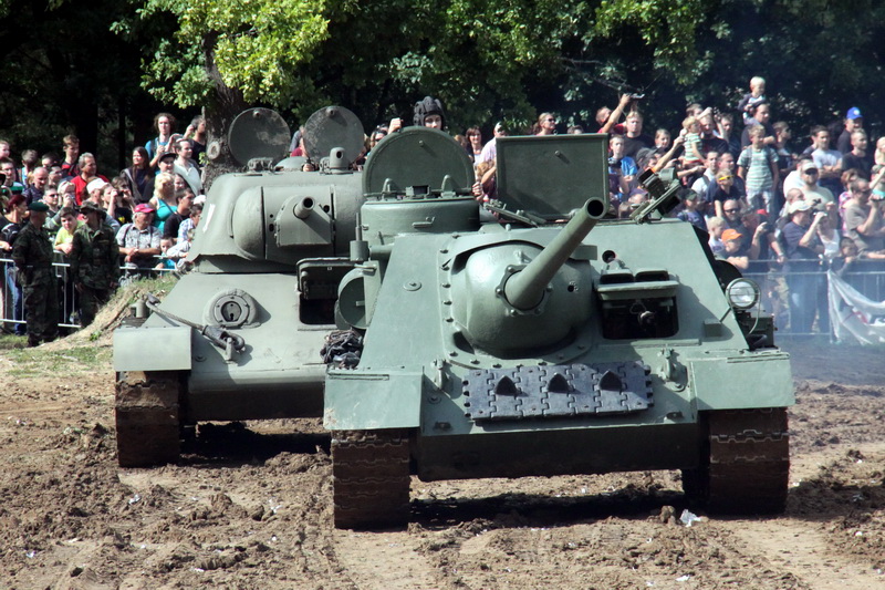 V popředí SU-100, za ním T-34