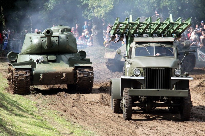 IS-122 v pozadí, před ním sovětský raketomet na podvozku Studebaker