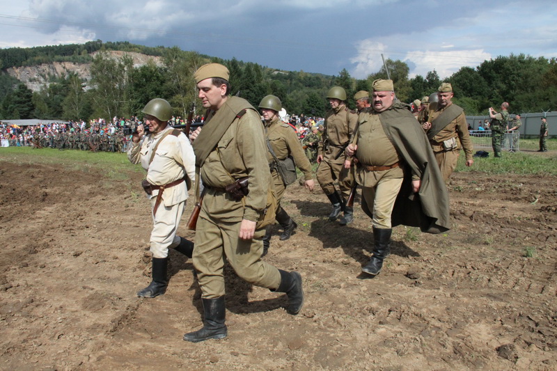 Příslušníci klubů vojenské historie odcházejí z arény po ukázkách