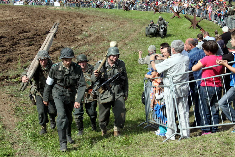 Příslušníci klubů vojenské historie odcházejí z arény po ukázkách