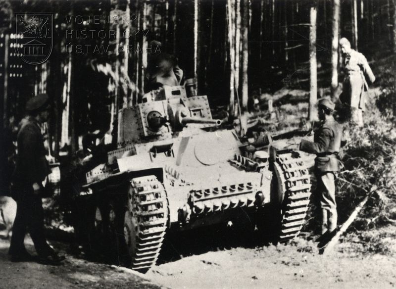 Snímek zachycuje československý tank LT 35 z výzbroje slovenské armády, převzatý a využívaný povstalci. Foto sbírka VHÚ.